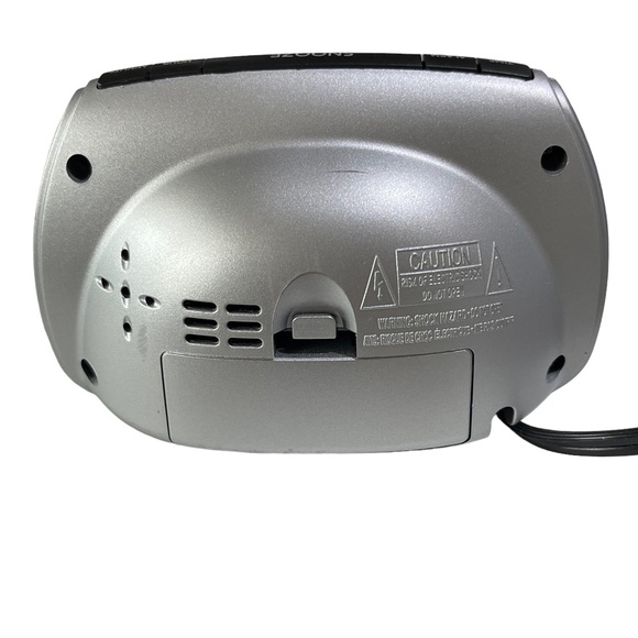 Sharp SPC085 Small Digital Alarm Clock With 9v Battery Backup and Snooze Button - Picture 4 of 6